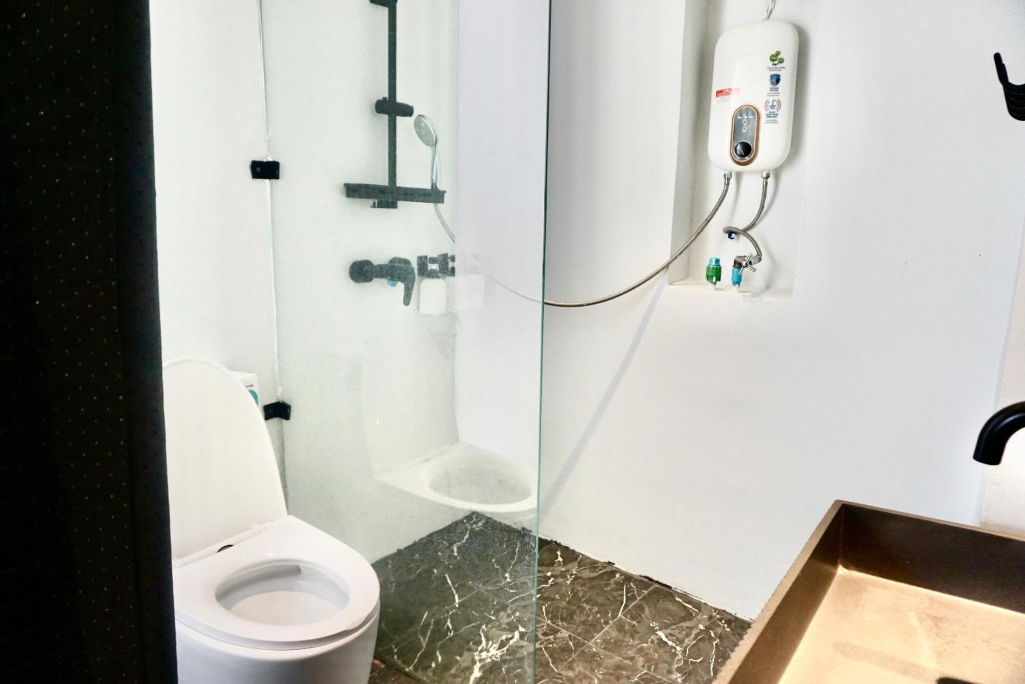 Silom Soi 3 Hash Apartment Hip And Funky With Rooftop View Бангкок Экстерьер фото